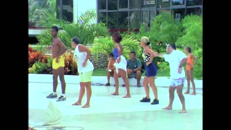 Los-Viajeros-Visitan-Un-Resort-De-Cuba-En-Los-Años-80-Y-Caminan-Por-La-Playa