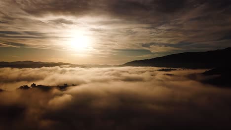Hermosa-Antena-Durante-Una-Mañana-Neblinosa-Con-Montañas-Y-Nubes-Cerca-De-Ojai-California