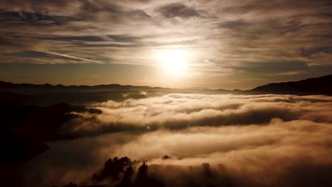 Antena-Sobre-Niebla-En-Un-Hermoso-Amanecer-De-California-Souithern-Dorado-En-La-Región-De-Ojai,-California-1