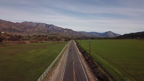 Buena-Antena-De-Un-Hombre-En-Motocicleta-A-Través-De-Un-Valle-En-El-Centro-De-California,-Cerca-Del-Valle-De-Ojai