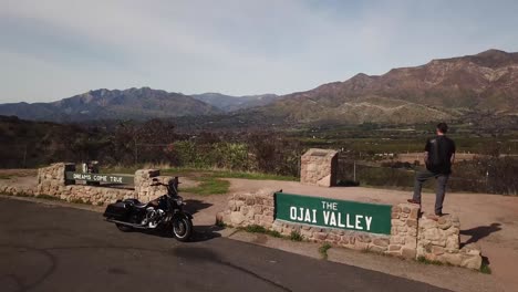 Un-Motociclista-Se-Encuentra-Con-Vistas-Al-Valle-De-Ojai-De-California