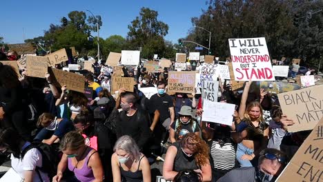 Manifestantes-En-Cámara-Lenta-Extrema-Cantando-Y-Sosteniendo-Carteles-Durante-Un-Desfile-De-Blm-De-Asuntos-De-Vidas-Negras-En-Ventura,-California