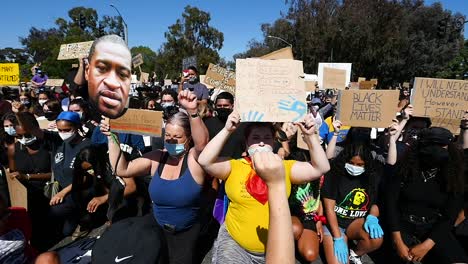 Extrem-Slo-Mo-Demonstranten,-Die-Während-Einer-Black-Lives-Matter-Blm-Parade-In-Ventura,-Kalifornien,-Singen-Und-Schilder-Halten-1