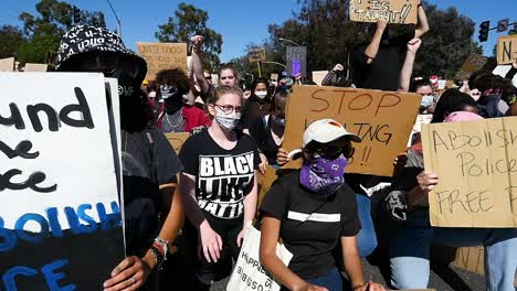 Extrem-Slo-Mo-Demonstranten-Singen-Und-Halten-Schilder-Während-Einer-Black-Lives-Matter-Blm-Parade-In-Ventura-Kalifornien-2