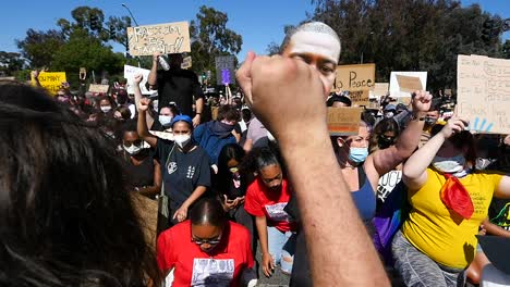 Extrem-Slo-Mo-Demonstranten-Singen-Und-Halten-Schilder-Während-Einer-Black-Live-Matter-Blm-Parade-In-Ventura,-Kalifornien-3-Signs