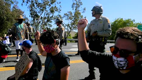 Extreme-Slo-Mo-demonstranten-Singen-Und-Stehen-Mit-Polizei-Und-Nationalgarde-Während-Einer-Blm-parade-Der-Schwarzen-Leben-In-Ventura-Kalifornien-3