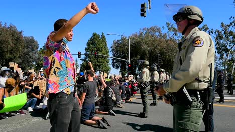 Manifestantes-En-Cámara-Lenta-Extrema-Cantando-Y-De-Pie-Con-La-Policía-Y-La-Guardia-Nacional-Durante-Un-Desfile-De-Blm-De-Asuntos-De-Vidas-Negras-En-Ventura,-California-4