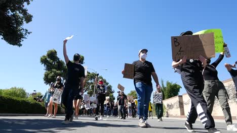 Extreme-Slo-Mo-Marschierende-Demonstranten-Während-Eines-Blm-marsches-In-Ventura-Kalifornien-Mit-Zeichen-Zur-Finanzierung-Von-Schulen