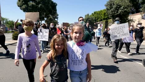 Los-Niños-Pequeños-Caminan-En-Una-Marcha-De-Protesta-De-Blm-Black-Lives-Matter-En-Ventura-California