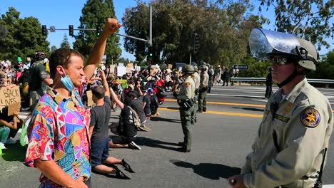 Extreme-Slo-Mo-demonstranten-Singen-Und-Stehen-Mit-Polizei-Und-Nationalgarde-Während-Einer-Blm-parade-Der-Schwarzen-Leben-In-Ventura-Kalifornien-9