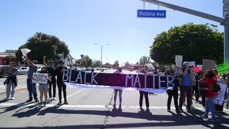 Los-Manifestantes-En-Cámara-Lenta-Extrema-Indican-Que-Las-Vidas-De-Los-Negros-Importan-Marcha-De-Blm-En-Ventura-California-1