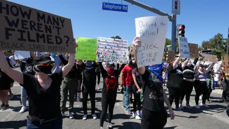 Extreme-Slo-Mo-demonstranten-Unterschreiben-Fragen,-Wie-Viele-Nicht-Während-Eines-Märsches-Der-Schwarzen-Lebenssache-In-Ventura-Kalifornien-Gefilmt-Wurden