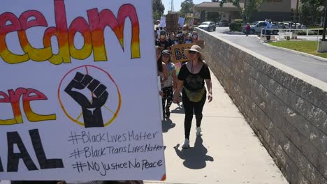 Slow-Motion-Demonstranten-Singen-Und-Marschieren-Auf-Der-Straße-Mit-Protestschildern-Während-Einer-Black-Live-Matter-Blm-Parade-In-Ventura,-Kalifornien-1