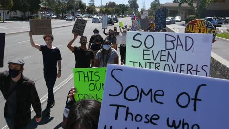 Manifestantes-En-Cámara-Lenta-Cantando-Y-Marchando-En-La-Calle-Con-Carteles-De-Protesta-Durante-Un-Desfile-De-Blm-De-Asuntos-De-Vidas-Negras-En-Ventura,-California-2