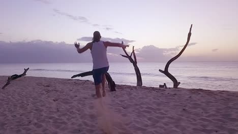 Ein-Mann-Führt-Einen-Backflip-An-Einem-Strand-In-Barbados-In-Der-Karibik-In-Zeitlupe-Durch