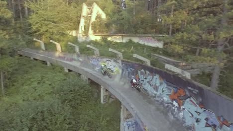 Drohnenantenne-Von-Schnell-Fahrenden-Bikern-Auf-Einer-Ehemaligen-Olympischen-Bobbahn-In-Der-Nähe-Von-Sarajevo-Bosnien-2