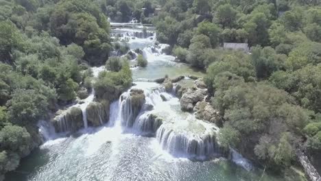 Schöne-Drohnenantenne-über-Krka-Wasserfällen-In-Kroatien-1