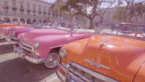 Schöne-Klassische-Autos-Säumen-Die-Straßen-Von-Havanna-Kuba