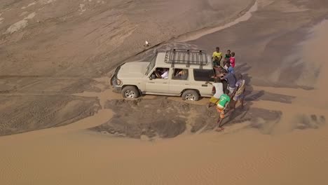 Antena-De-Gente-Empujando-Un-Jeep-4x4-Fuera-De-Un-Río-Fangoso-En-Los-Desiertos-De-Djibouti-O-Somalia-África-2