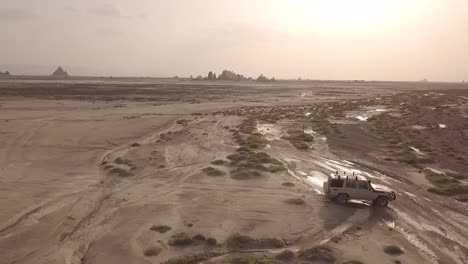 Wunderschöne-Antenne-über-Zwei-4x4-Jeeps,-Die-Durch-Die-Wüsten-Von-Dschibuti-Oder-Somalia-Reisen-2
