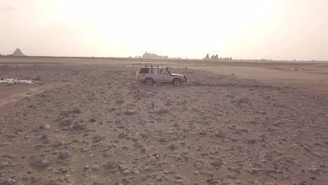 Schöne-Antenne-über-Einem-4x4-Jeep,-Der-Durch-Die-Wüsten-Von-Dschibuti-Oder-Somalia-Fährt-1