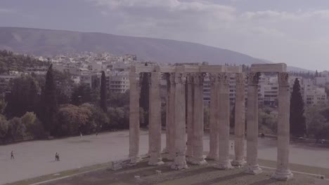 Buena-Toma-Aérea-De-Drones-De-Arquitectura-Griega-Y-Columnas-En-Atenas,-Grecia
