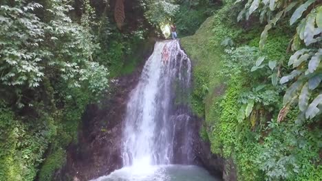 Zeitlupe-Frau-Tauchen-Von-Einem-Wasserfall-In-Einen-Pool-In-Einem-Tropischen-Dschungel-Grenada-Karibik