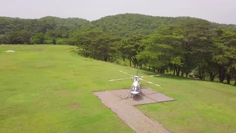 Gute-Drohnenantenne-Eines-Hubschraubers-Auf-Einem-Landeplatz-In-Einer-Tropischen-Dschungelumgebung