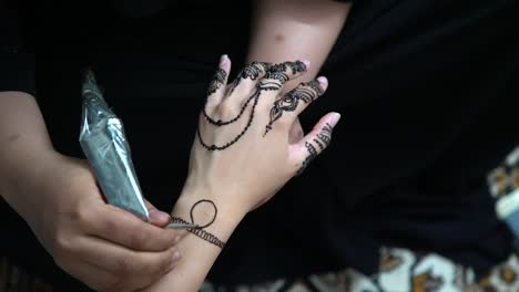 Una-Mujer-Recibe-Un-Tatuaje-De-Henna-En-Una-Tierra-árabe-1