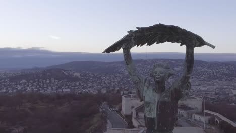 Hermosa-Antena-De-La-Estatua-De-La-Libertad-Y-El-Paisaje-Urbano-De-Budapest-Hungría