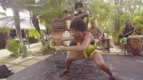 Bailarines-Actúan-Para-El-Turismo-En-Un-Escenario-En-Jamaica