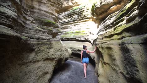 Eine-Frau-Geht-Durch-Den-Hell&#39;s-Gate-Canyon-In-Kenia-In-Ostafrika