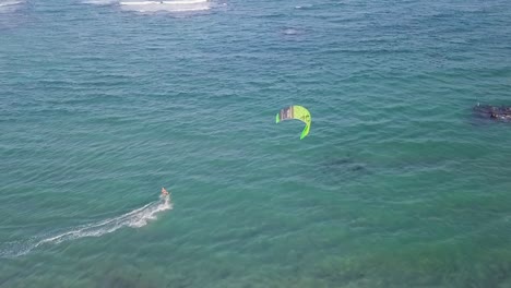 Antena-Drone-Sobre-Un-Windsurfista-En-El-Isalnd-De-St-Kitts,-Caribe