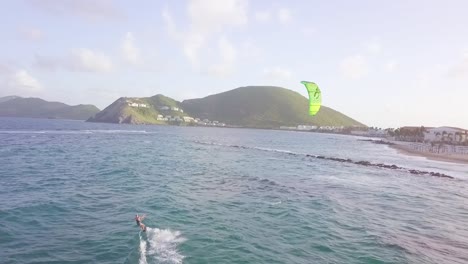 Ein-Drohnen-Windsurfer-Reitet-Eine-Welle-Auf-Der-Insel-St.-Kitts-In-Der-Karibik
