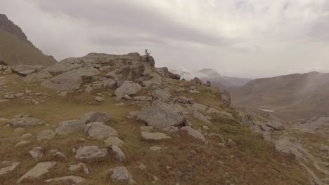 Luftaufnahme-Des-Kosovo-Gebirges-Mit-Männern,-Die-Mit-Offenen-Armen-Stillstehen
