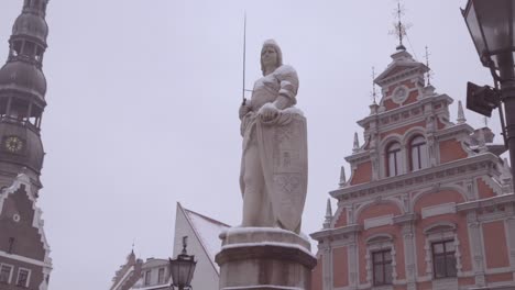 Langsam-An-Einer-Statue-In-Der-Innenstadt-Von-Riga-Lettland-Vorbei