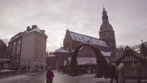 Lapso-De-Tiempo-De-Gente-Caminando-Por-El-Centro-De-Riga-Letonia