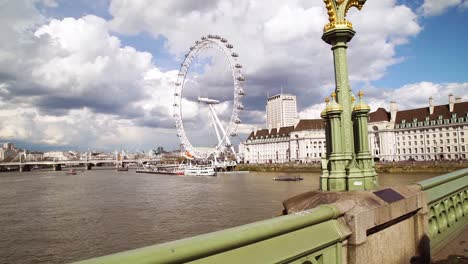 Caminando-Por-El-Puente-De-Londres-Westminster-Y-La-Noria-Del-London-Eye-A-Lo-Largo-Del-Támesis