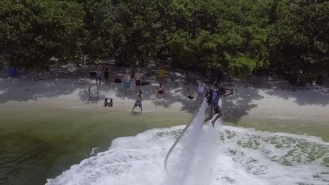 Ein-Mann-Schwebt-Mit-Einem-Wasserjetpack-flyboard-Auf-Dem-Ozean-In-Miami-Florida-3