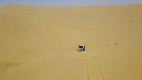 Más-De-Antena-4x4-Safari-Land-Rover-4x4-Conduciendo-Sobre-Las-Dunas-De-Arena-Del-Desierto-En-El-Desierto-De-Namib,-Namibia,-África