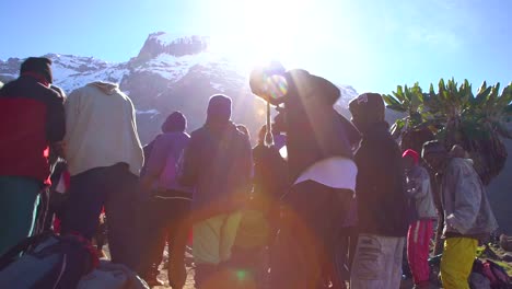 Afrikanische-Bergführer-Und-Träger-Singen-Lieder-Und-Tanzen-Vor-Der-Besteigung-Des-Kilimanjaro