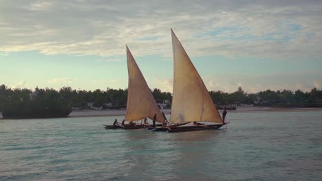 Exotische-Und-Schöne-Dhow-Segelboote-Segeln-Auf-Einem-Fluss-Oder-Dem-Meer-In-Sansibar-Tansania-Afrika