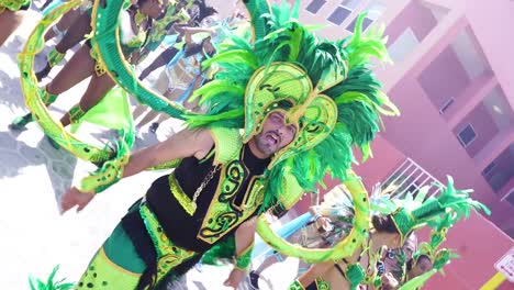 Tänzer-Und-Darsteller-In-Kostümen-Während-Eines-Großen-Karnevals-Oder-Einer-Mardi-Gras-Street-Parade-In-Belize-City-Belize