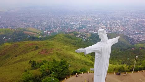 Toma-Aérea-Alrededor-De-La-Estatua-De-Cristo-Rey-En-Cali,-Colombia