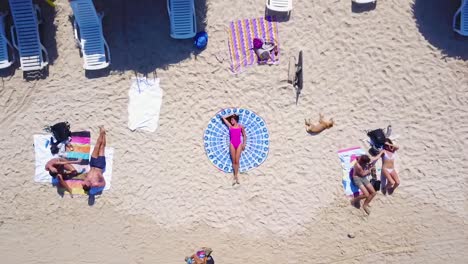 Luftaufnahme-Direkt-Nach-Unten-Und-Aufstehen-Einer-Frau-An-Einem-überfüllten-Strand-In-Cartagena,-Kolumbien