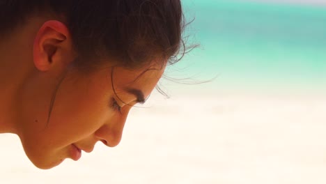 Eine-Schöne-Frau-Mit-Henna-Tattoos-Nimmt-In-Zeitlupe-Sand-In-Der-Hand-Auf-1