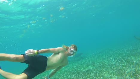 Gute-Unterwasseraufnahme-Eines-Riesigen-Mantas,-Der-In-San-Pedro-Honduras-Schwimmt-1