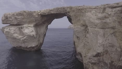 Toma-Aérea-Alrededor-De-La-Formación-Rocosa-De-La-Ventana-Azul-Ahora-Colapsada-En-La-Isla-De-Gozo-En-Malta