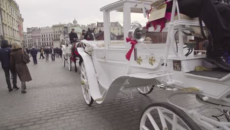 Pferde-Und-Kutschen-Fahren-Durch-Die-Straßen-Von-Krakau-Polen