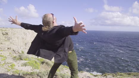 Un-Hombre-Grita-Estoy-En-El-Fin-Del-Mundo-En-El-Vacío-Del-Océano-Atlántico-Portugal